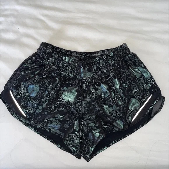 Lululemon Hotty Hot Shorts Size 8 - Picture 1 of 4
